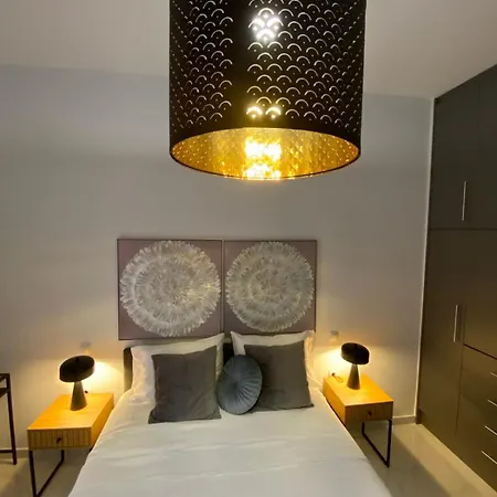 Beachfront 2bedroom Flat Seaview דירה