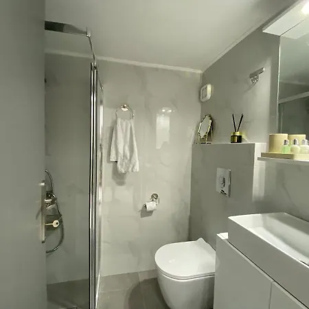 Beachfront 2bedroom Flat Seaview * לוטראקי